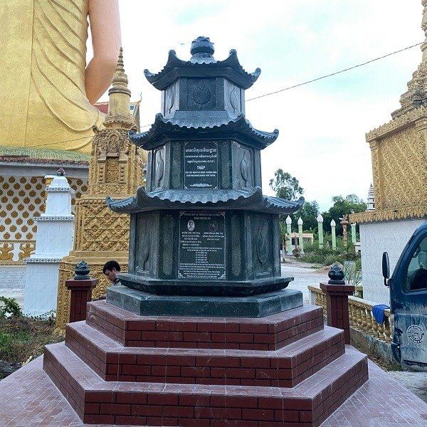 tháp đá chạm khắc hoa văn tinh xảo