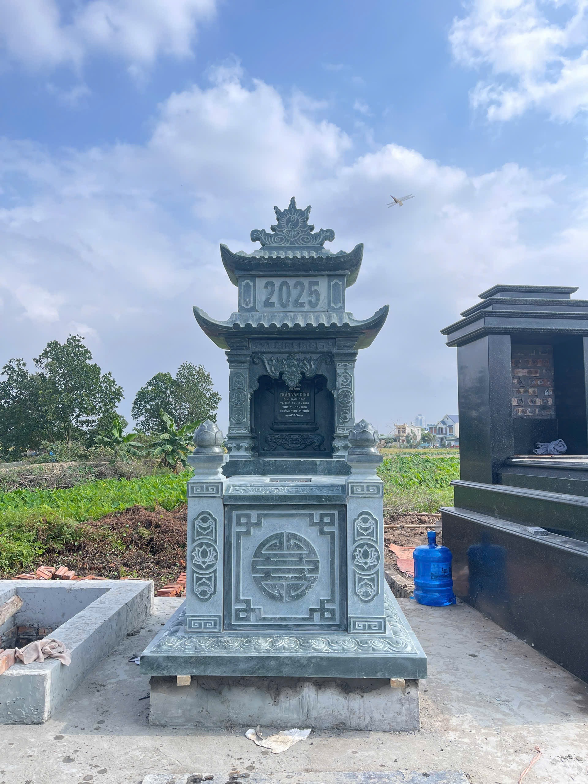 Thiết kế mộ đá xanh rêu nguyên khối sang trọng bền vững file 16