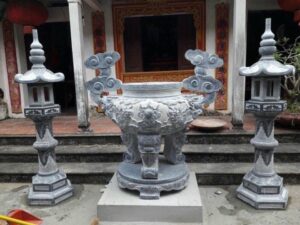 Lư hương đá tự nhiên dùng để thờ cúng và trang trí sân vườn