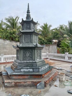Tháp đá lục giác 3 tầng với hoa văn phong thủy