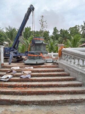 Tháp đá mỹ nghệ lục giác 3 tầng với hoa văn tinh xảo