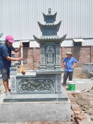 Mộ đá 3 tầng mái với hoa văn tinh xảo và bền bỉ