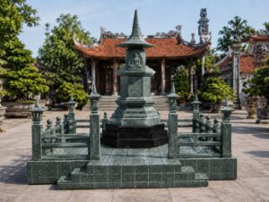 Tháp đá thờ tro cốt rộng 161cm cao 330cm mài bóng không hoa văn