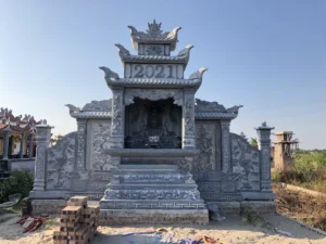 Lăng thờ đá tự nhiên nguyên khối với hoa văn tinh xảo