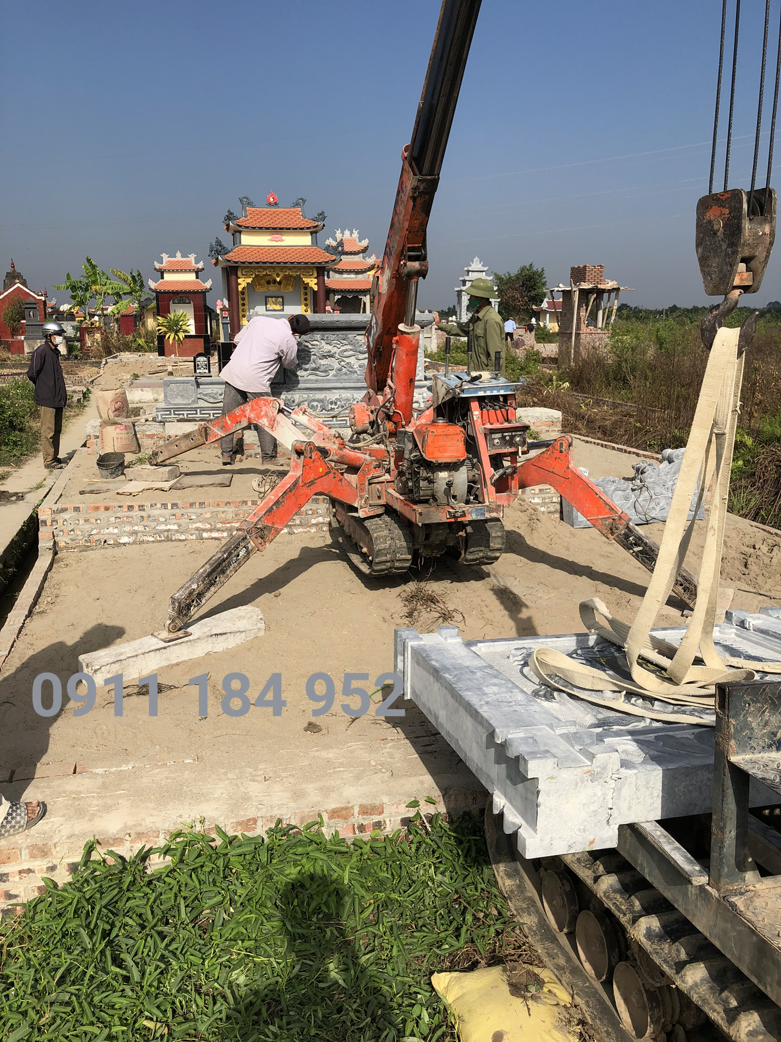Lăng Thờ Đá Tự Nhiên Nguyên Khối Lăng thờ đá tự nhiên nguyên khối với hoa văn tinh xảo - mẫu 2