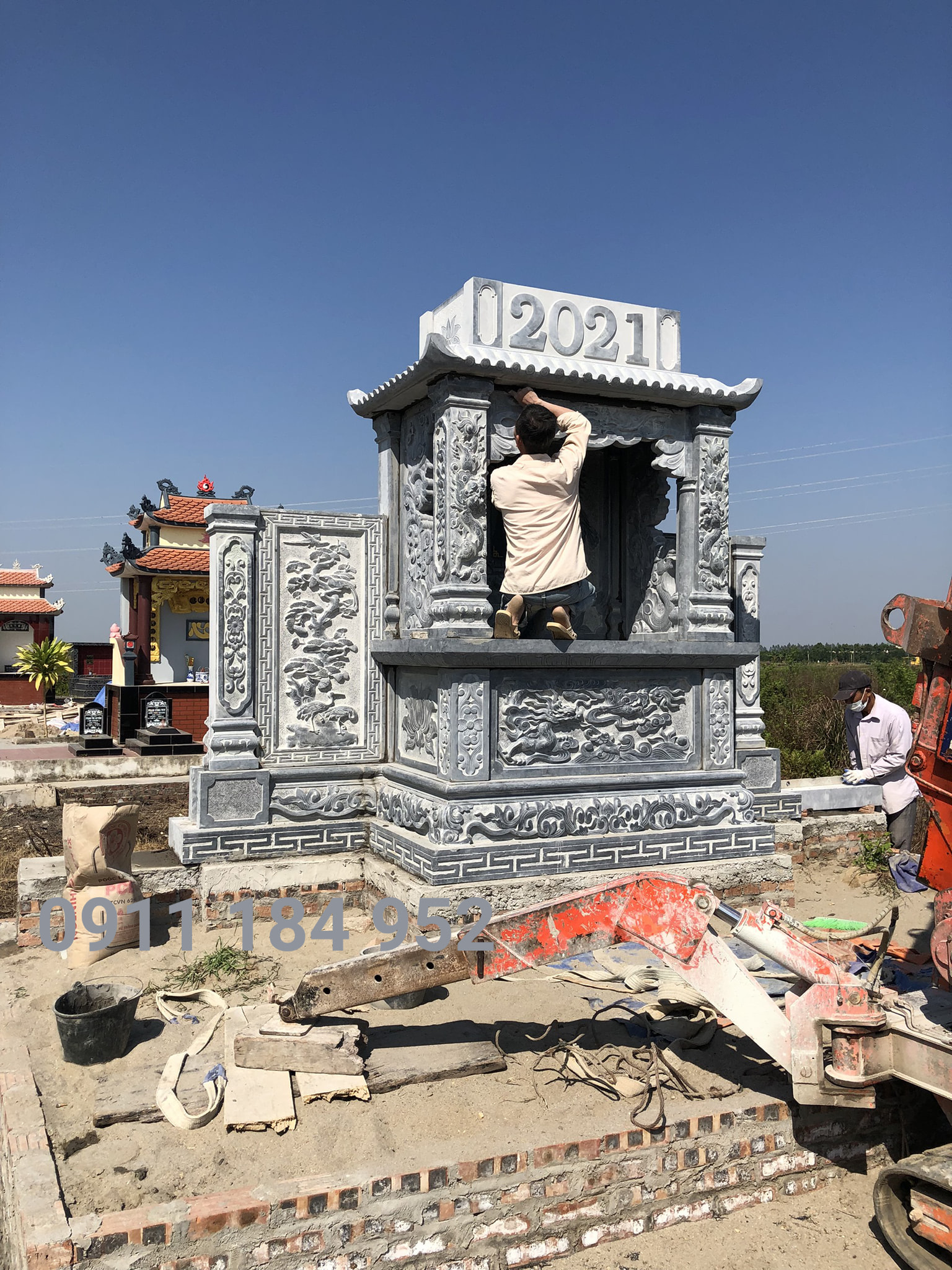 Lăng Thờ Đá Tự Nhiên Nguyên Khối Lăng thờ đá tự nhiên nguyên khối với hoa văn tinh xảo - mẫu 3