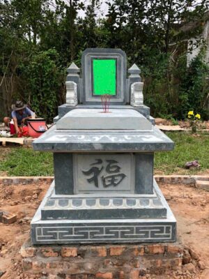 Mộ đá đơn giản bằng đá xanh rêu, dáng trang nghiêm, kích thước 127x81x117 cm