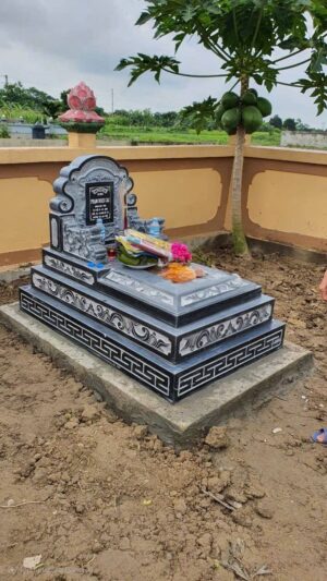 Mộ đá tam cấp bằng đá xanh rêu nguyên khối, kích thước 127 x 81 x 117 cm