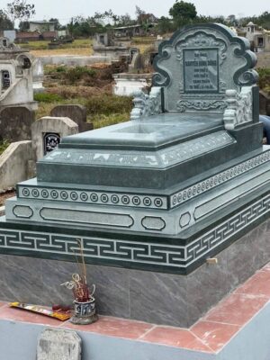Mộ đá tam cấp bằng đá xanh rêu nguyên khối, kích thước 127 x 81 x 117 cm