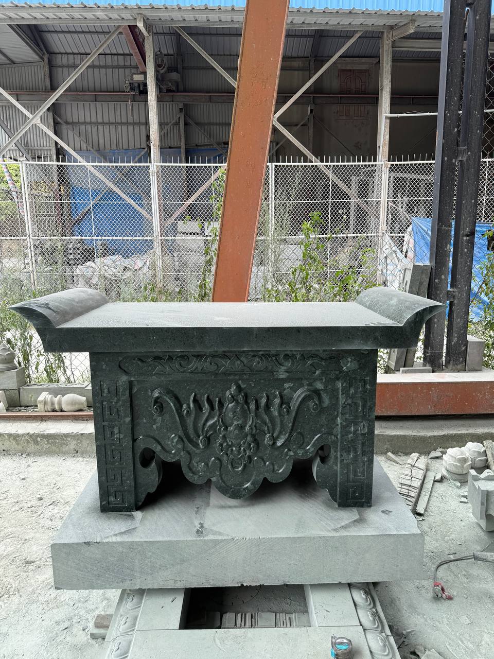Bàn đá đá xanh rêu chạm khắc tinh sảo, kiểu dáng truyền thống, 127x60x75 cm Bàn đá đá xanh rêu, kích thước 127x60x75 cm, chạm khắc tinh sảo, dùng đặt đồ lễ ngoài trời - ảnh 3