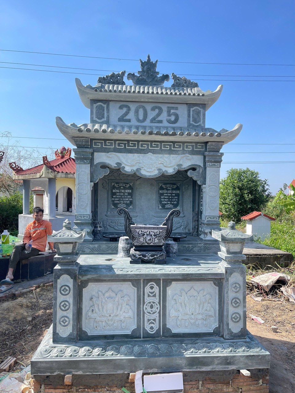 Mộ đôi đá xanh rêu hai mái 197 x 157 x 297 cm Mộ đôi đá xanh rêu hai mái, kích thước 197 x 157 x 297 cm, kiểu dáng trang nghiêm - ảnh 1