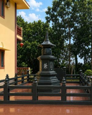 Mộ tháp thờ cốt đá xanh rêu nguyên khối, kiến trúc Phật giáo, 161×161×360 cm Mộ tháp thờ cốt đá xanh rêu nguyên khối, kiến trúc Phật giáo, cao 360 cm