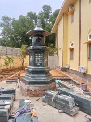 Mộ tháp thờ cốt đá xanh rêu nguyên khối, kiến trúc Phật giáo, 161×161×360 cm Mộ tháp thờ cốt đá xanh rêu nguyên khối, kiến trúc Phật giáo, cao 360 cm