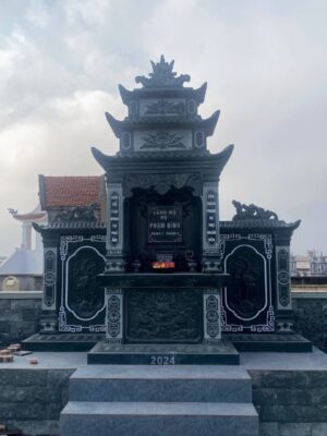 Lăng thờ đá xanh rêu dạng lăng tam quan, khung thờ 3 tầng mái, cánh chạm hạc trầu