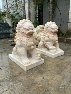 Lân đá bằng đá xanh rêu nguyên khối, kích thước 117 x 60 x 90 cm