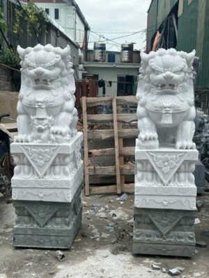 Lân đá bằng đá xanh rêu nguyên khối, kích thước 117 x 60 x 90 cm