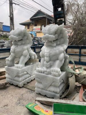 Lân đá bằng đá xanh rêu nguyên khối, kích thước 117 x 60 x 90 cm