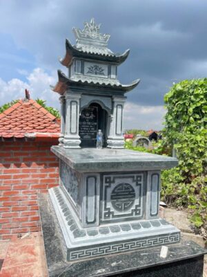 Mộ đá nguyên khối hai mái bằng đá xanh rêu, kích thước 147x89x200 cm
